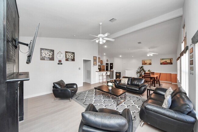 Building Photo - 9715 Riddlewood Ln