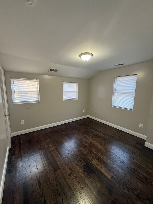 Building Photo - 312 Burbank St SE