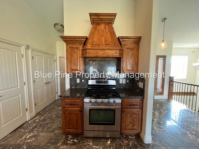 Building Photo - 8426 S Black Hawk Dr