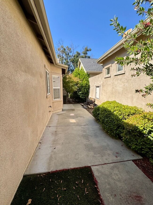 Building Photo - 1331 Yosemite Dr