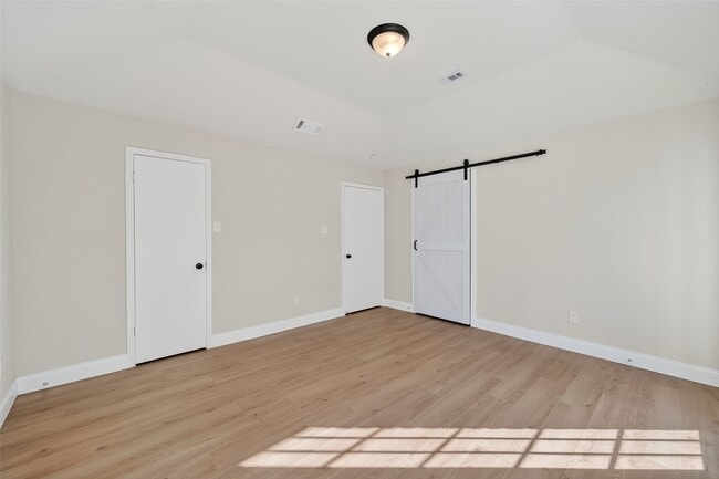 Building Photo - 5530 Oak Falls Dr