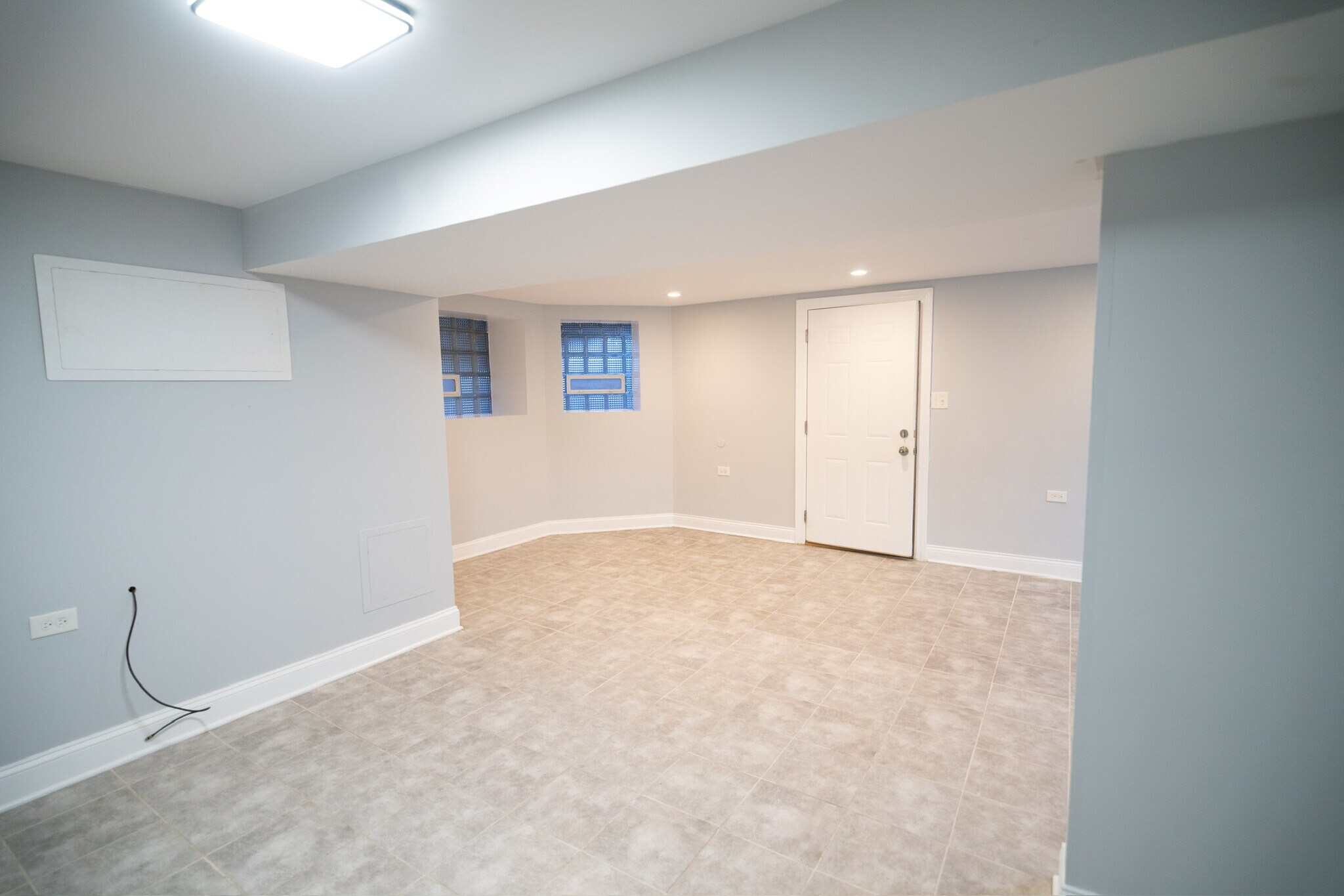 Building Photo - 7522 S Langley Ave