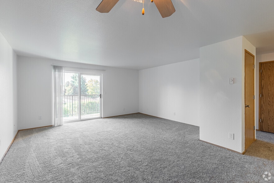 2BR, 2BA - 944SF - Living Room - Mt. Scott