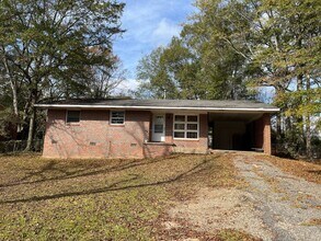 Building Photo - Fenced in Yard!