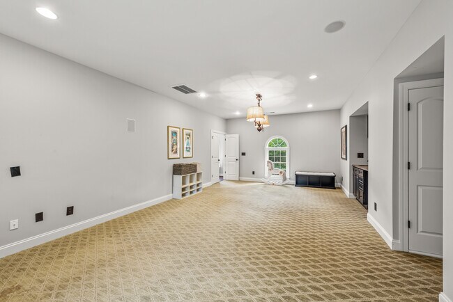Building Photo - 405 Pondview Ct