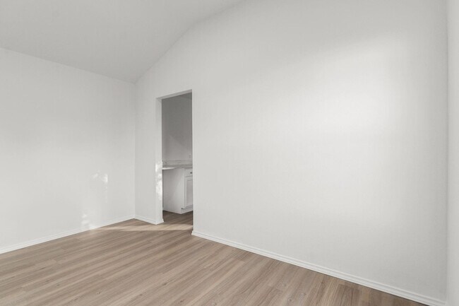 Building Photo - 1302 W Tarrant Rd