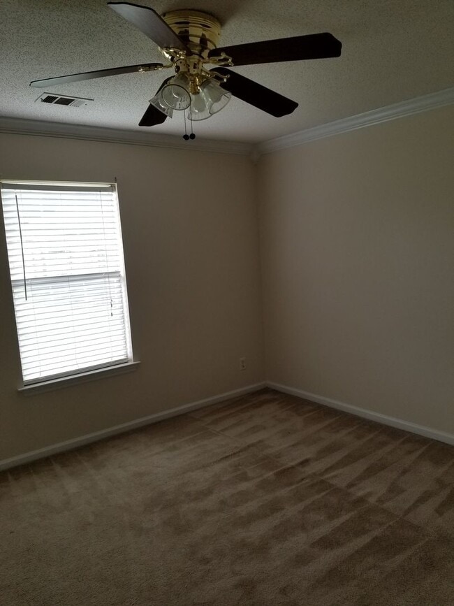 Building Photo - Cozy Home