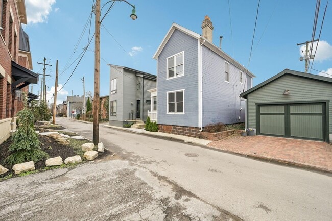Building Photo - 565 Lathrop St