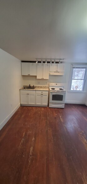 Building Photo - 18 Main St