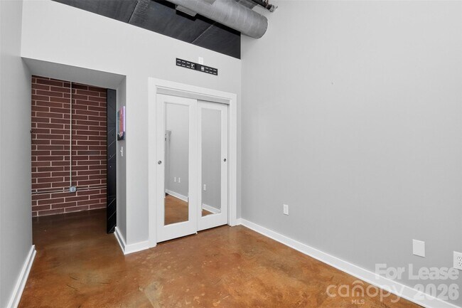 Building Photo - 626 N Graham St