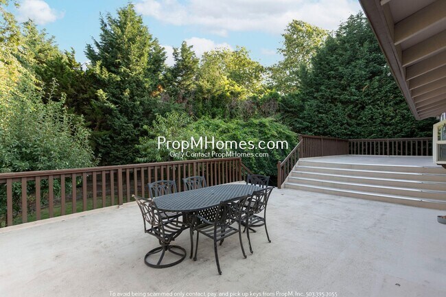 Building Photo - Stylish Updated Four Bedroom Home in Beaverton!