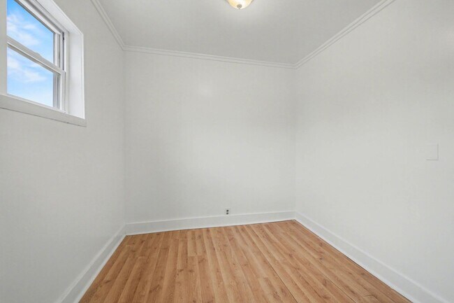 Building Photo - 8009 E Bristol Rd