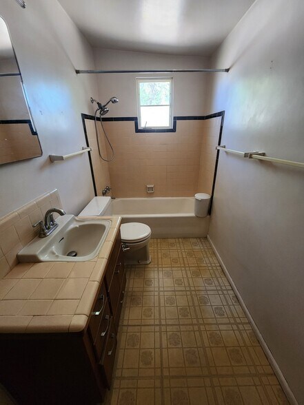 Building Photo - 525 S Rosemont Ave