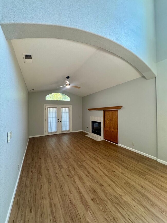 Building Photo - Spacious 2 Bed, 2.5 Bath Home with Loft, Vaulted Ceilings & Private Yard