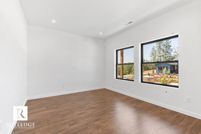 Building Photo - Exquisite 3 Bed / 2.5 Bath Home near the Eagle Point Golf Course!