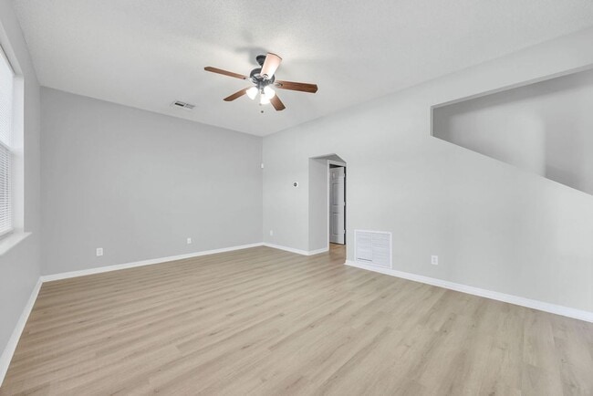 Building Photo - Nice 3/2.5 Home in East Orlando with 2-Car Garage