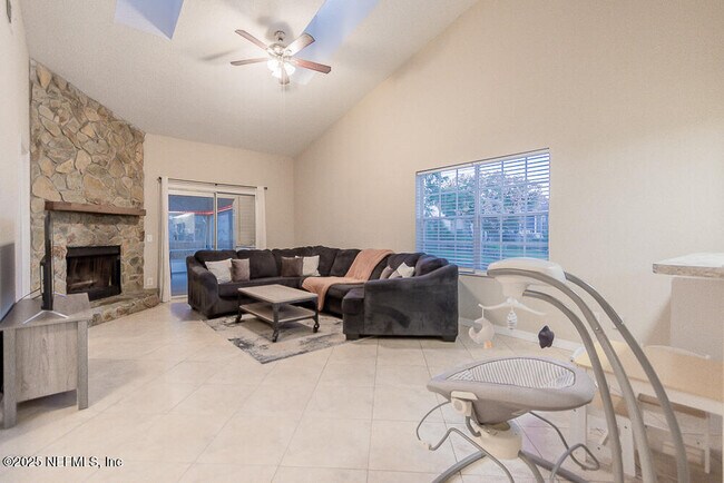 Building Photo - 11060 Wandering Oaks Dr