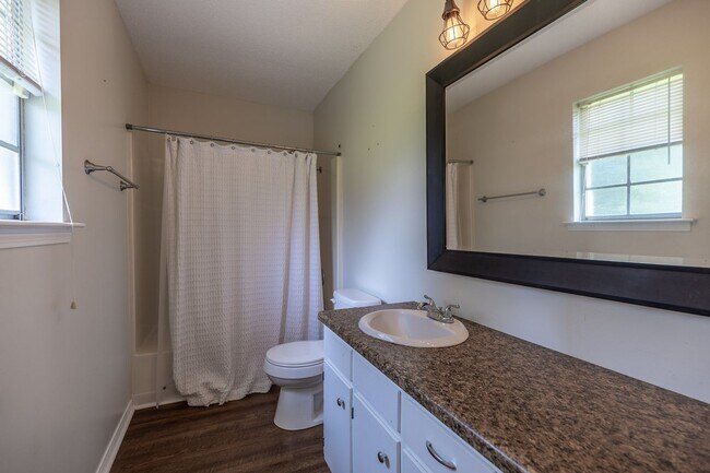 Building Photo - 3 Bedroom, 2 bathroom in Fairhope Availabl...