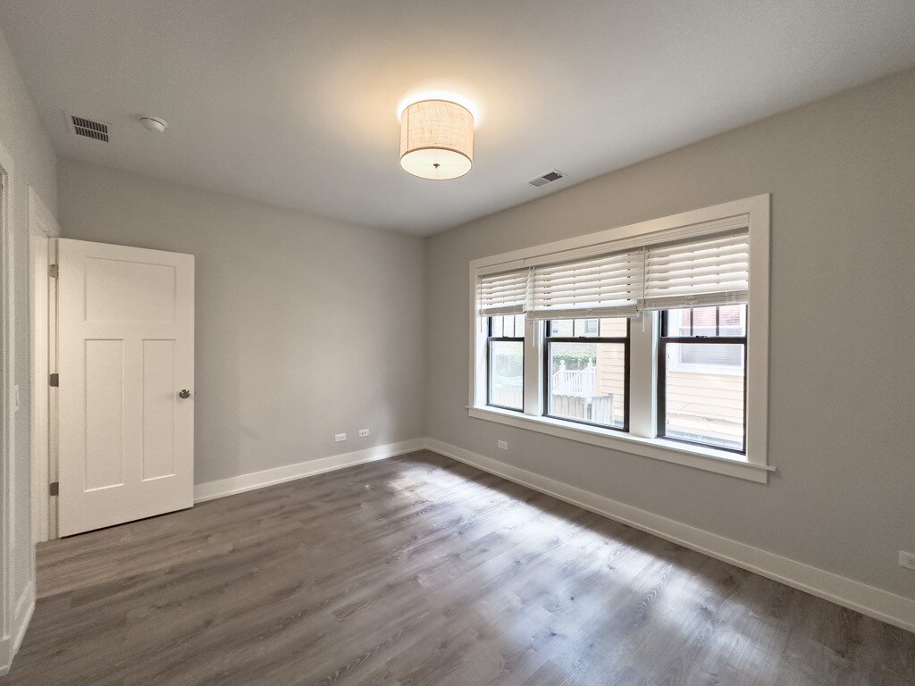 Building Photo - 913 Maple Ave