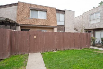 Building Photo - SW- condo 2bed-1 bath attached 1 car garage