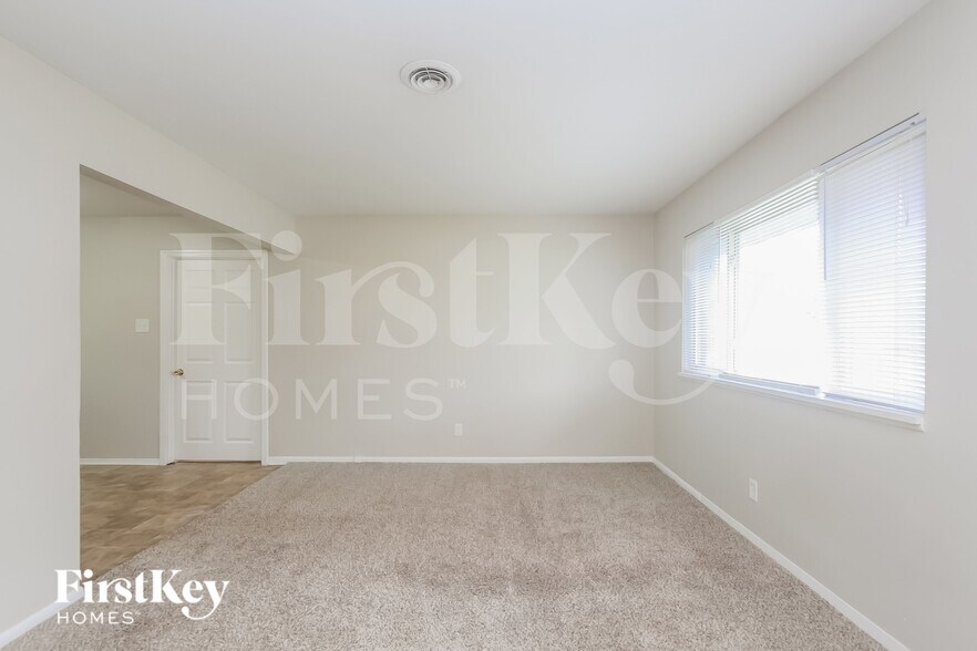 Building Photo - 221 Grovewood Dr