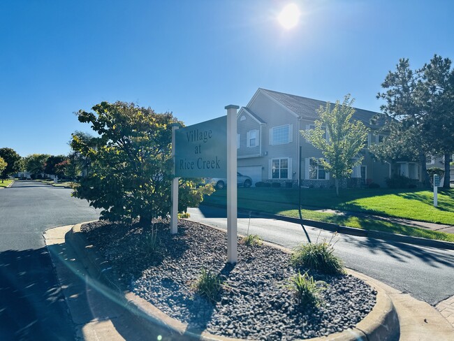 Building Photo - Shoreview Townhome