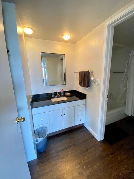 Building Photo - 450 W 7th St