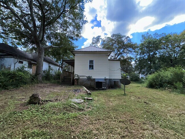 Building Photo - 108 Banks St