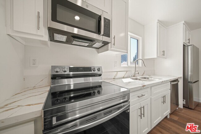 Building Photo - 1055 N Wilton Pl