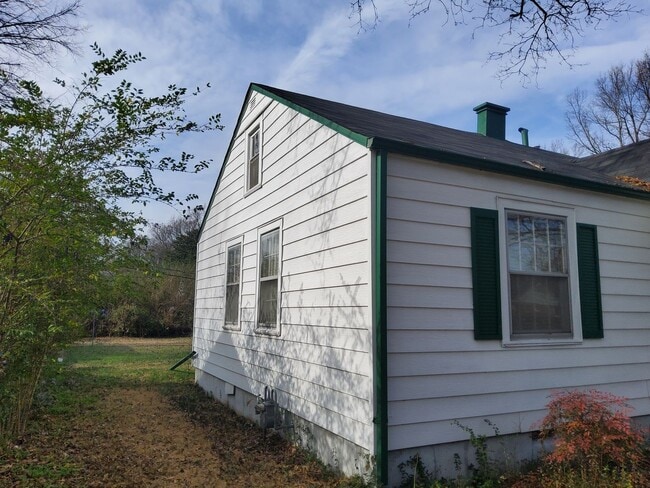 Building Photo - 807 Maria St