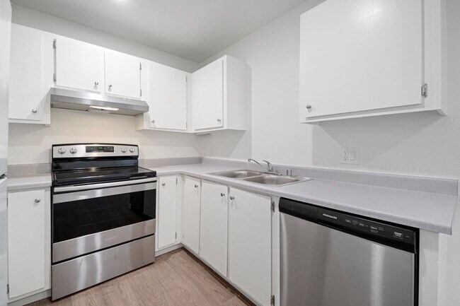Building Photo - 2 bedroom, 2 bath Condo for rent in Reno, water, sewer and trash included.
