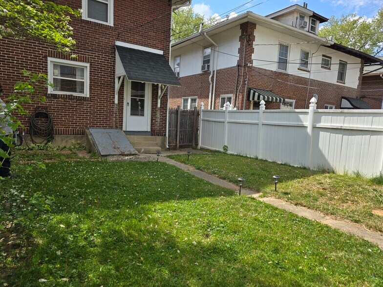 Building Photo - 937 S Poplar St
