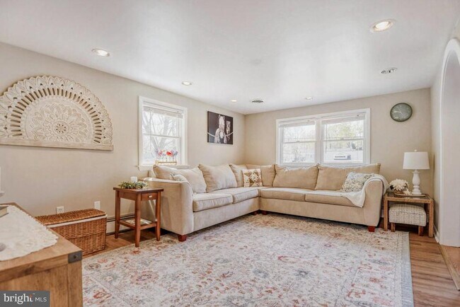 Building Photo - 1715 Tacoma Rd