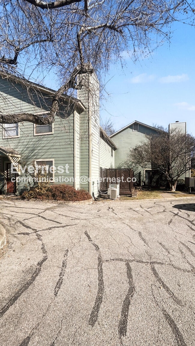 Building Photo - 2 Bed, 1.5 Bath Apartment with Carport / Pet-Friendly / Available Now!