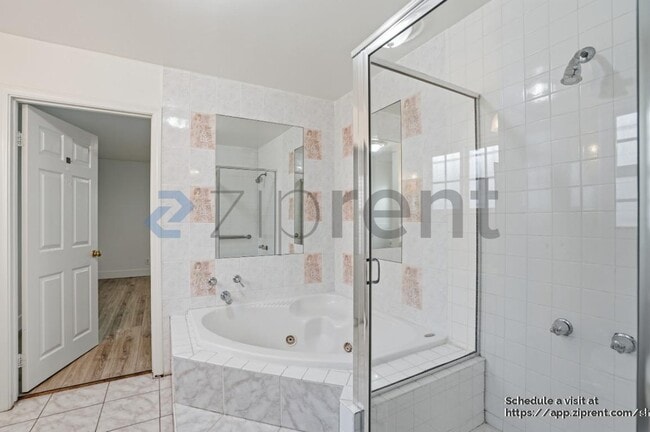 Building Photo - 1421 Stearns Dr