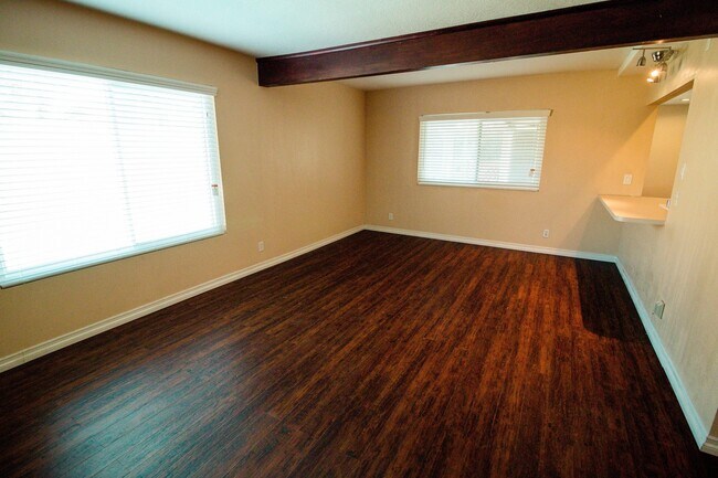 Building Photo - Spacious 4 Bed / 2 Bath Pool Home in Prime Corona Location!
