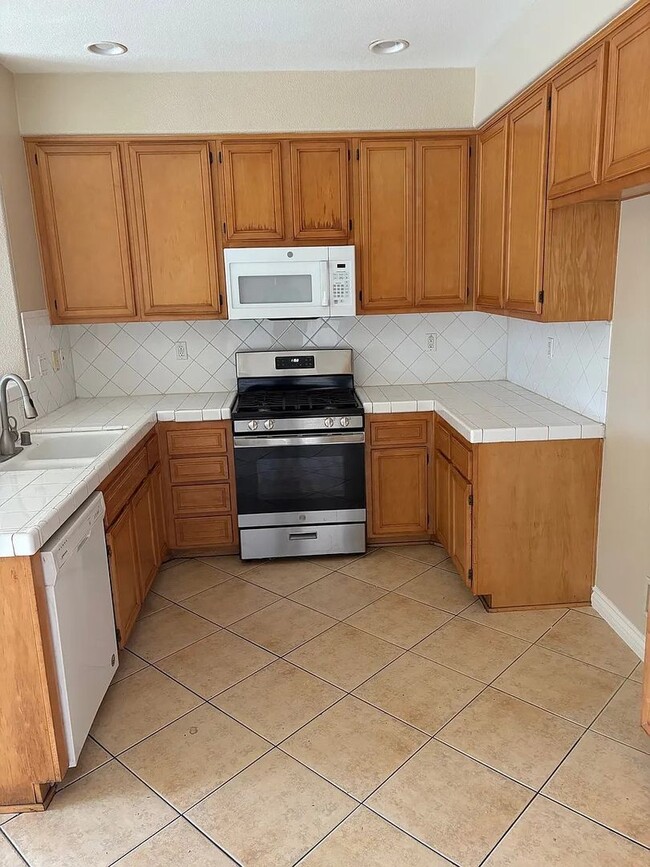 Building Photo - Newer 4bed 2.5 bath House