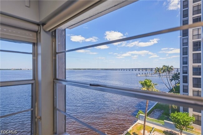 Building Photo - 1900 Clifford St