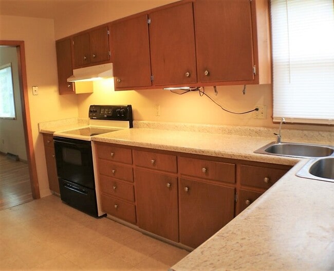 Building Photo - $2,200 | 4 Bedroom, 2 Bathroom House | No ...