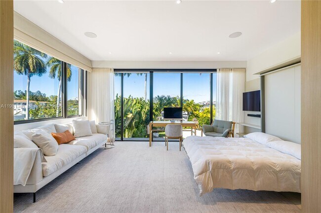 Building Photo - 707 NE 77th St