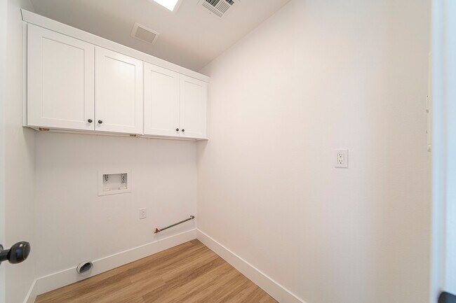 Building Photo - 9455 Hillhaven Ave