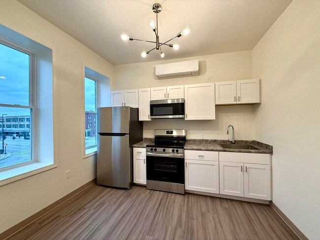 Building Photo - 1138 Elm St