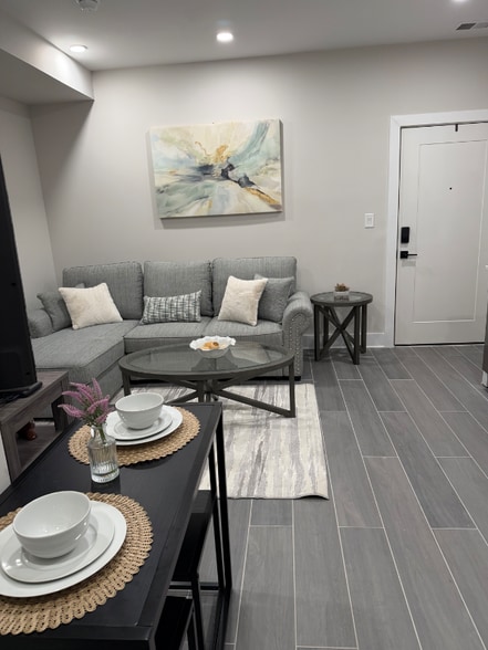 Building Photo - 824 18th St NE