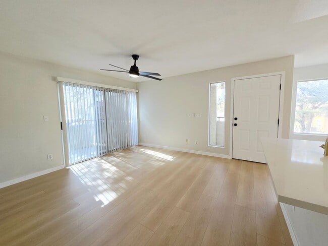 Building Photo - RENOVATED 2BD/2BA NEAR STRIP!