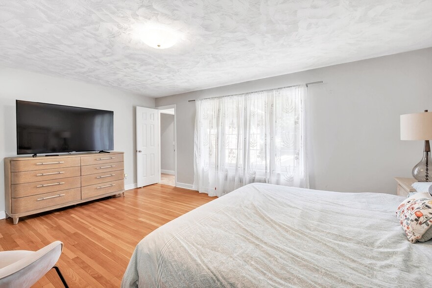 Building Photo - 26 Pearsall Pl