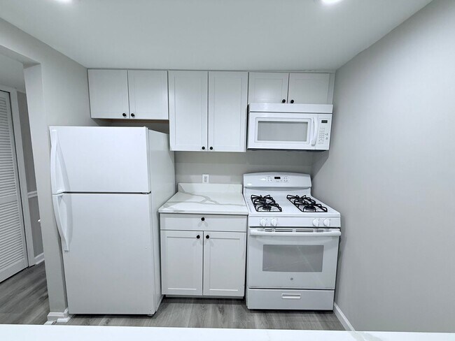 Building Photo - Renovated townhome in Great Alpharetta location