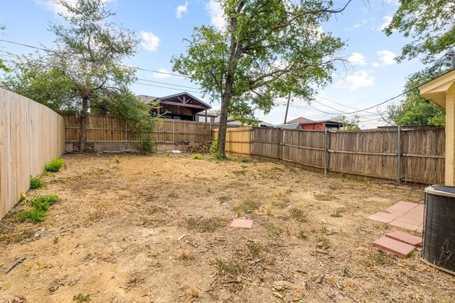 Building Photo - 1428 Lakecrest Dr