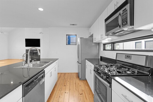 Building Photo - 5105 Lillian St