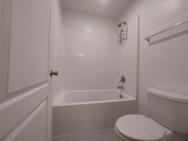 Building Photo - Beautiful 3 Bedroom 2 1/2 Bathroom House i...