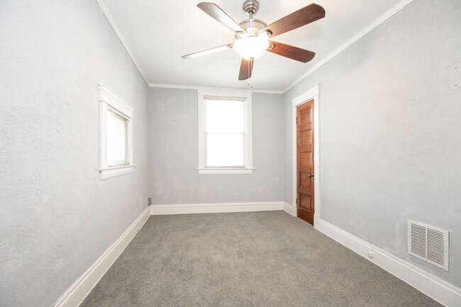 Building Photo - 3 Bedroom Lakewood Single House!